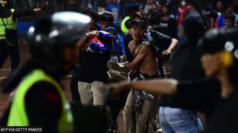 Indonesia: At least 174 dead in football stadium crush