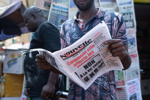 Young people with limited resources read the papers not just to get information on current affairs but also to watch out for the civil service application windows, which only appear in the official gazette. They seldom buy newspapers, however, preferring to pay vendors to allow them to skim the articles rather than spending more to buy a copy. Photo by Rodrig Mbock