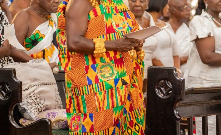OTUMFUO OSEI TUTU II HONORED  WITH GOLD COIN AT THANKSGIVING SERVICE.