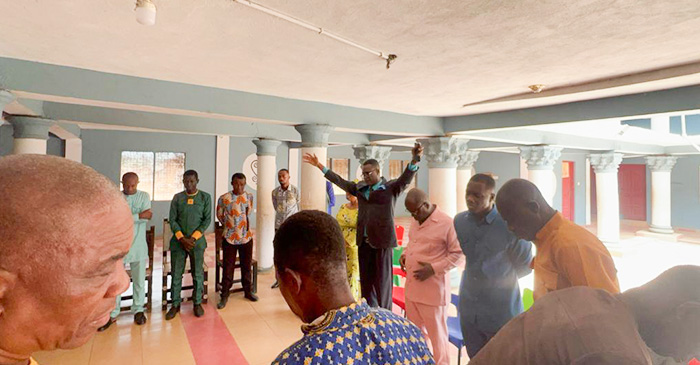 Sefwi Wiawso Area Head Pays Courtesy Call On Akontombra Chief web.jpg